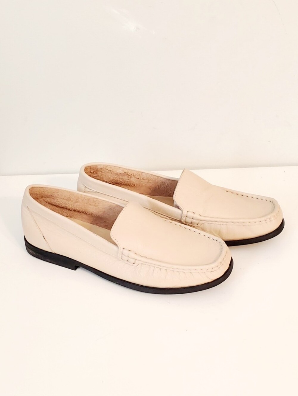 Duck Head Leather Cream Loafers Size 7.5